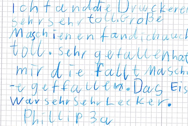 Kinderschrift auf kariertem Papier: Eindrücke vom Besuch in der Druckerei