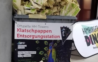 Klatschpappen-Sammelbox der HH Towers mit Recycling-Hinweis und Pfauenmotiv