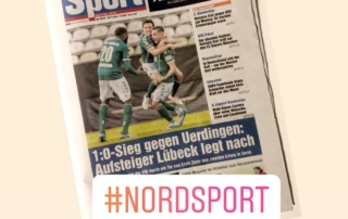 Titelseite der Sportzeitung „Nord Sport“ mit Fußballspiel und Hashtag #NORDSPORT