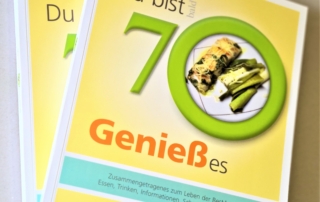 Cover des Buchs „Du bist bald 70 – Genieß es“ mit Bild von Spargel und Nudelrolle