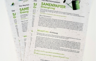 Samenpapier-Flyer im Fächer angeordnet: Vier Flyer, leicht überlappend auf hellem Untergrund