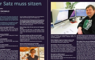 Mediengestalter Detlef Engwald am Arbeitsplatz mit drei Monitoren, Interviewtext daneben