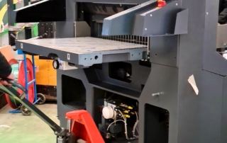 Baumann Perfecta Schneidemaschine wird mit Hubwagen bewegt