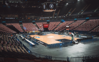 Leere Basketballarena der Veolia Towers Hamburg mit vorbereiteten Sitzen und Spielfeld