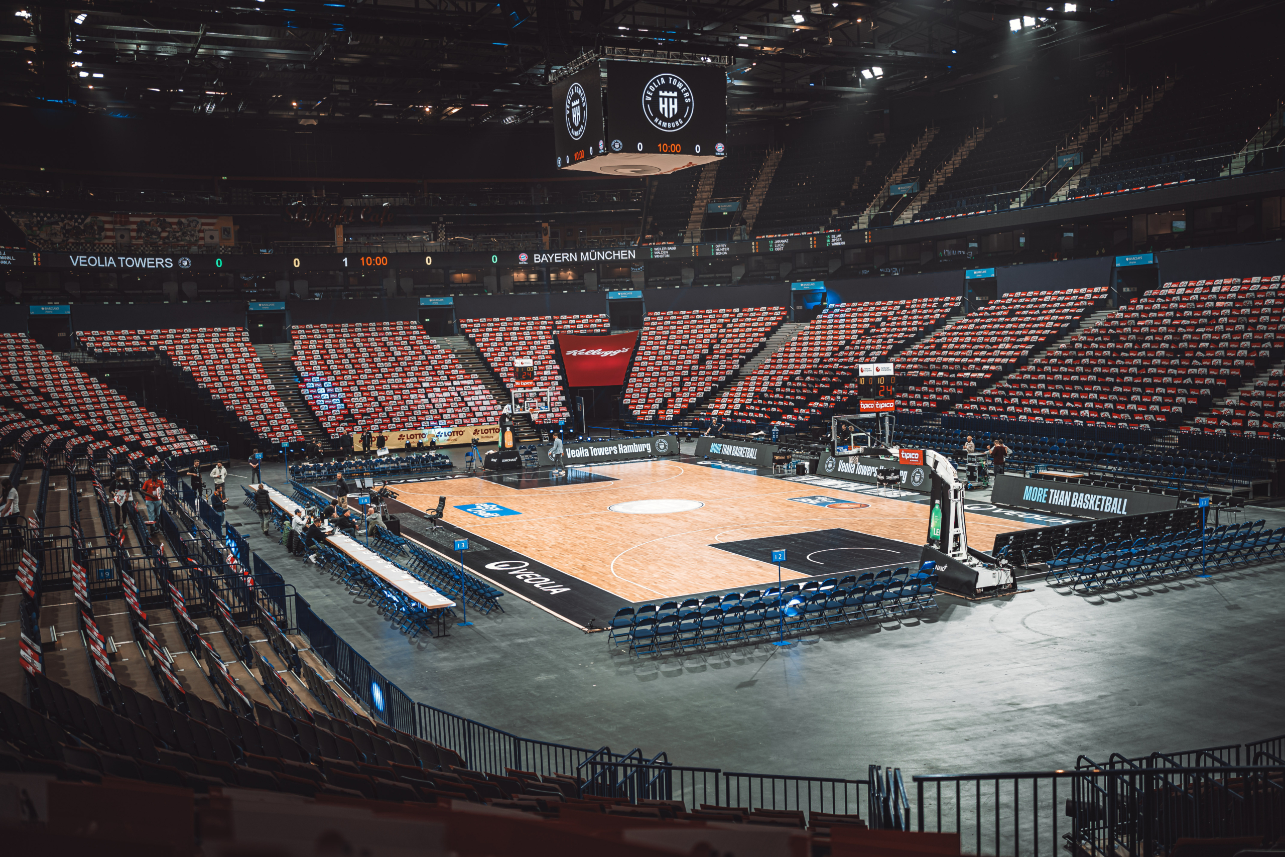 Leere Basketballarena der Veolia Towers Hamburg mit vorbereiteten Sitzen und Spielfeld